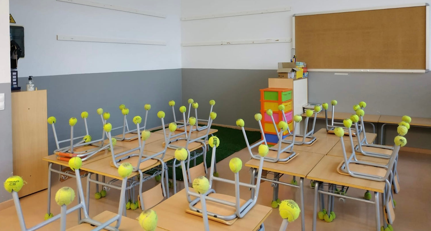 Pelotas de pádel reutilizadas en las patas de sillas de un aula